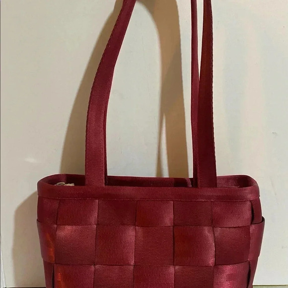 Harvey’s red original seatbelt shoulder handbag - Picture 2 of 13